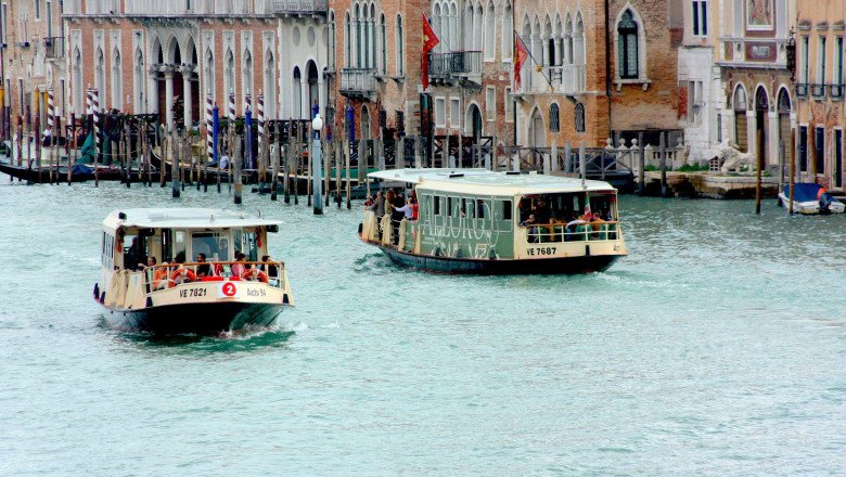 „Interzis la înot: o româncă scoasă din apă în Veneția după o baie în Canal Grande” 1 nu mai inotati in canalele noastre si puneti ceva pe voi romanca expulzata din venetia din cauza ca s a scaldat in canal grande 68d64bcc58fb0