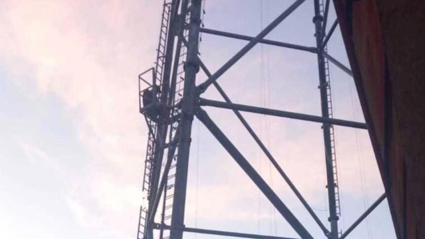 O aventură neobișnuită în Piatra Neamț: intervenția salvatorilor după o escaladă riscantă a unui stâlp de telegondolă 1 o persoana s a urcat pe un stalp al telegondolei din piatra neamt misiune contracronometru a pompierilor 68c109834a738