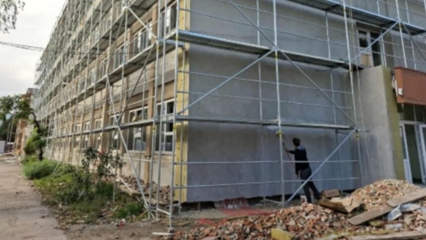 Părinții din Arad sunt invitați să contribuie la revitalizarea sălilor de clasă, în ciuda finanțării disponibile prin PNRR 1 parintii chemati sa zugraveasca pe banii lor clasele unei scoli din arad desi reabilitarea este finantata prin pnrr 68caabdccbf30