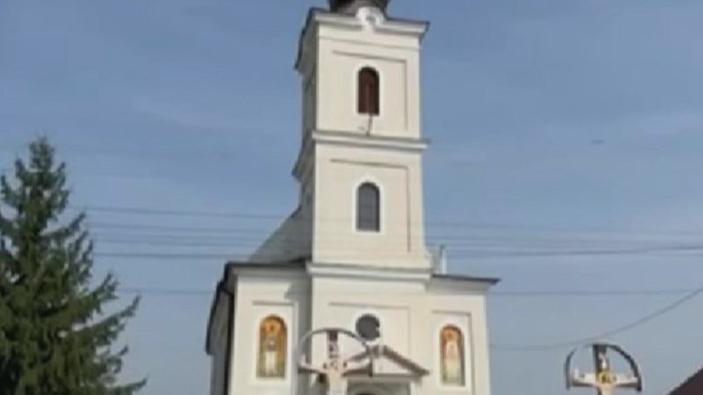 Război de cuvinte între un preot și un enoriaș gelos în fața comunității din Mureș, amândoi cerând ajutorul autorităților 1 preot agresat de un enorias gelos in fata localnicilor din mures ambii au ajuns sa depuna plangeri la politie 68b98fd1c0737