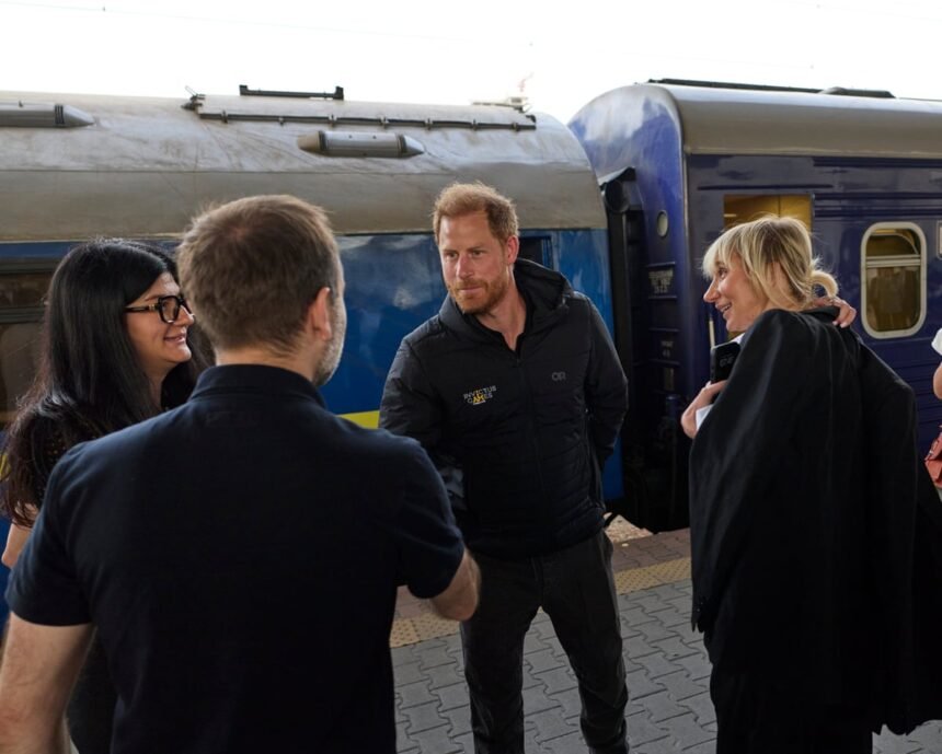 Prințul Harry surprinde toată lumea cu o vizită în Ucraina și se angajează să sprijine miile de răniți din conflict 1 prince harry makes surprise visit to ukraine pledging support for thousands injured in war 68c3d0785cd5c