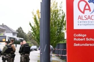 profesoara de muzica atacata cu cutitul intr o clasa agresorul un elev de 14 ani in stare grava dupa ce s a ranit singur 68d40cea16385