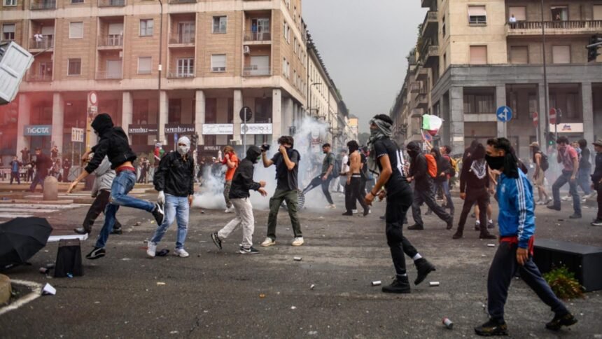 protestatarii pro palestina au devastat orasul modei magazine sparte de multimea furioasa 68d43e5e60aa4