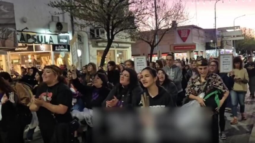 Reacție masivă după uciderea a trei femei în timpul unei transmisiuni live pe TikTok 1 proteste masive dupa ce trei femei au fost ucise live pe tikttok 68d929a741319