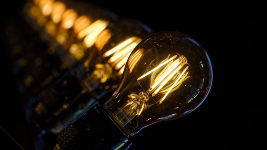 Românii își fac griji pentru cheltuielile energetice pe timpul iernii, iar energia electrică devine un lux în casele lor 1 romanii se tem de facturile care vor veni in sezonul rece curentul electric va ajunge sa fie un lux in casele oamenilor 68d6d512008b9