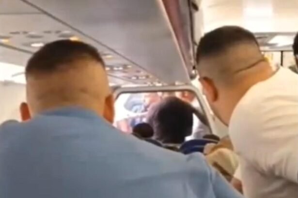 scandal urias intr un avion cu destinatia bucuresti 30 de persoane s au luat la bataie 68c79d115dba4