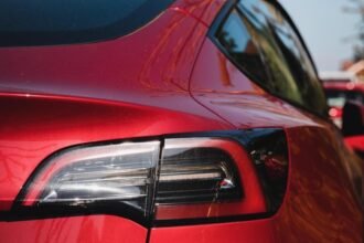 sfarsit cumplit pentru o familie cu doi copii au ars de vii intr o masina tesla in urma unui accident rutier dupa ce usile au ramas blocate 68ccfb92ea891