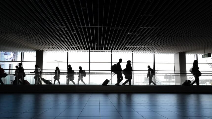 Tariful de 50 de lire pentru accesul la marile aeroporturi din Anglia stârnește dezamăgirea călătorilor 1 taxa de 50 de lire pentru accesul in cele mai mari aeropoturi din anglia oamenii sunt nemultumiti 68c32afd14cd6