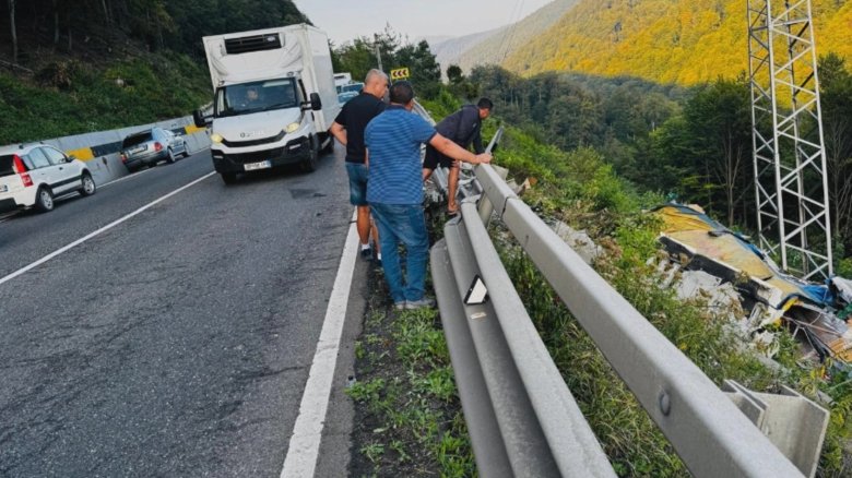 tir cazut intr o rapa de 15 metri la posada mastodontul a picat in gol soferul a iesit fara nicio zgarietura foto 68b6936710ed6
