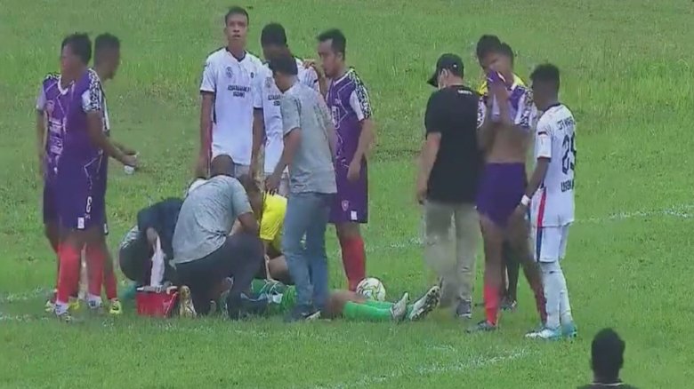 tragedie in fotbal un portar de numai 33 de ani a murit pe teren in timpul meciului 68b5eab2a4221