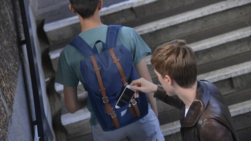 trei persoane retinute la galati dupa ce au batut si jefuit doi adolescenti printre agresori si o fata de 17 ani 68c934e6d5897