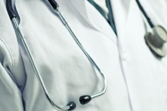 un medic a parasit pacientul sedat pe masa de operatie pentru a face sex cu o asistenta cum s a aparat doctorul 68c52448174c2