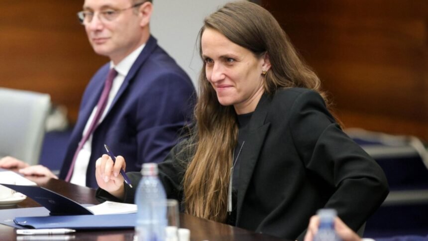 Oana Țoiu, sub asediul ironiei: comentariul provocator despre moartea lui Charlie Kirk, dispariții misterioase și reveniri neașteptate 1 val de ironii pe contul de x al oanei toiu dupa ce postarea in care condamna asasinarea lui charlie kirk a disparut apoi a reaparut foto 68d0d41830654