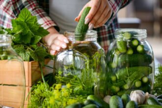 video a inceput sezonul muraturilor cat ajung sa economiseasca gospodinele care isi vor umple camarile pentru iarna 68c4ee0185a86