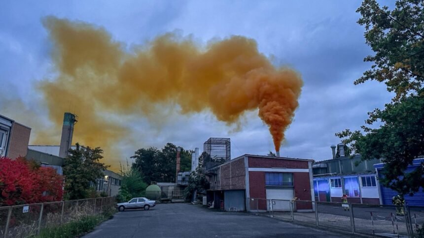 Alertă de poluare în Germania: un misterios nor portocaliu a acoperit două orașe. Autoritățile sfătuiesc cetățenii să se protejeze în interior 1 alerta chimica in germania un nor portocaliu de gaz a acoperit doua orase autoritatile le cer locuitorilor sa se adaposteasca in case 68e5f78590128