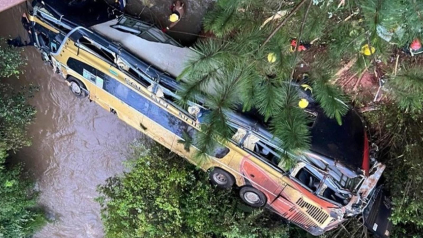 autocar cu etaj prabusit de pe un pod in argentina 9 morti zeci de raniti 68ff5397cd049