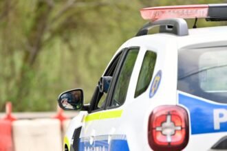 barbat cu afectiuni psihice salvat dupa ce s a baricadat in propria locuinta cu doua cutite si o butelie de gaz au intervenit trupele sas 68de62d4dbff9