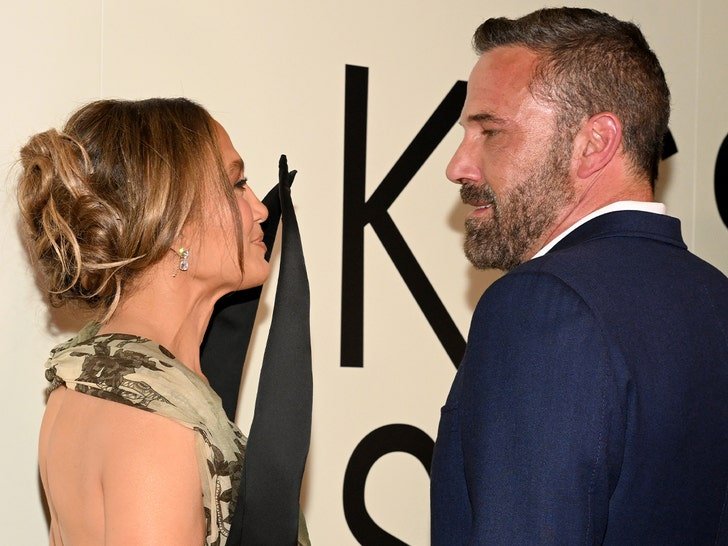Ben Affleck și Jennifer Lopez, în tandem la lansarea spectacolului „Îmbrățișarea păianjenului” 1 ben affleck and jennifer lopez reunite for kiss of the spider woman premiere 68e46107eeb10
