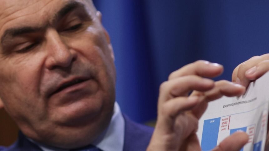 Bolojan sugerează o revoluție în ordinea publică: „Reducem personalul din dispecerate și amplificăm prezența în teren” 1 bolojan vrea reforma in domeniul ordinii publice mai putini oameni in dispecerate mai multi pe teren 68dfd77f56031