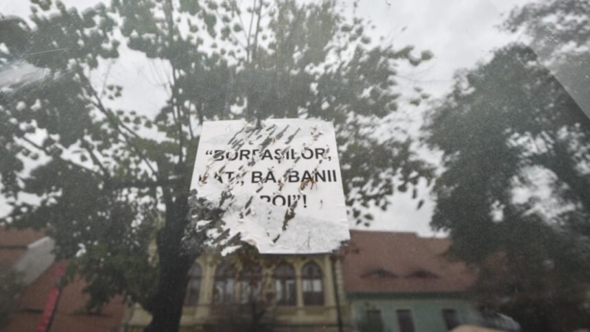 borfasilor dati ba banii inapoi printre mesajele lipite pe casa executata silit a familiei iohannis ce a gasit anaf la intrare 68df9dd647094