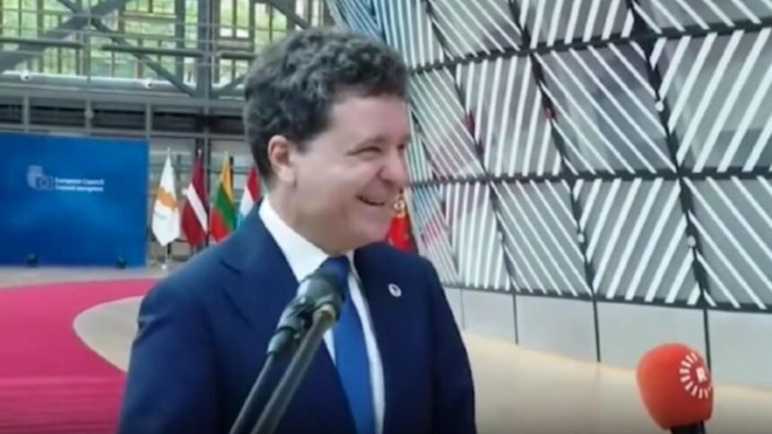 Florența a dezvăluit selecția sa de lecturi captivante pentru zboruri, cu sprijinul lui Nicușor Dan, la Copenhaga 1 brosura lui florenta maculatura buna pentru citit in avion nicusor dan le a dat tuturor o copie la copenhaga 68de96104e245