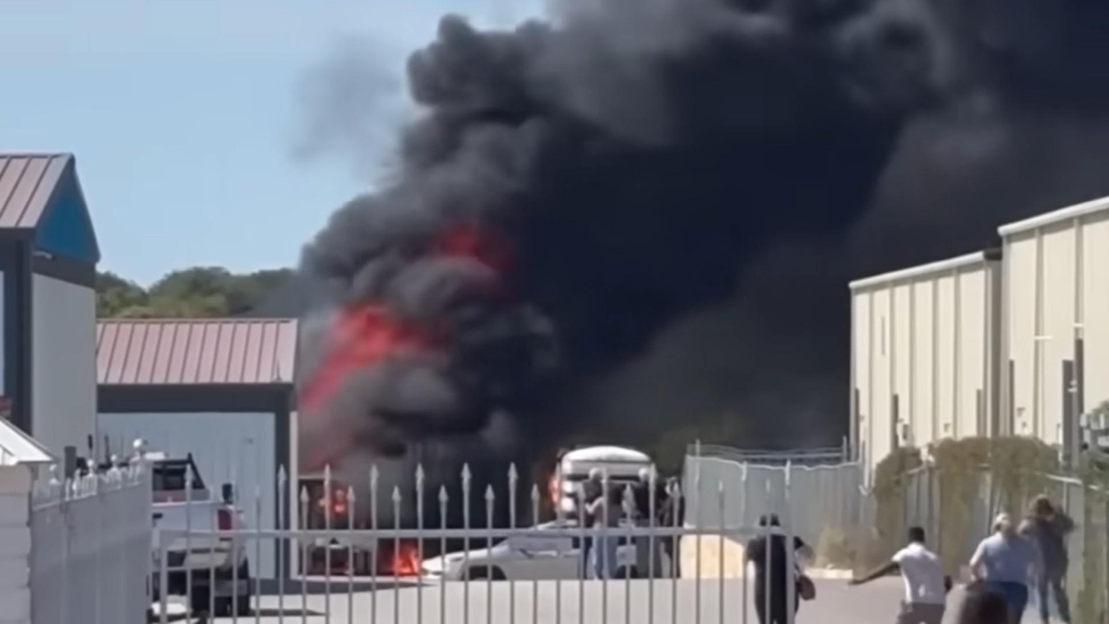 doua persoane au murit dupa ce un avion s a prabusit in apropierea unui aerodrom din