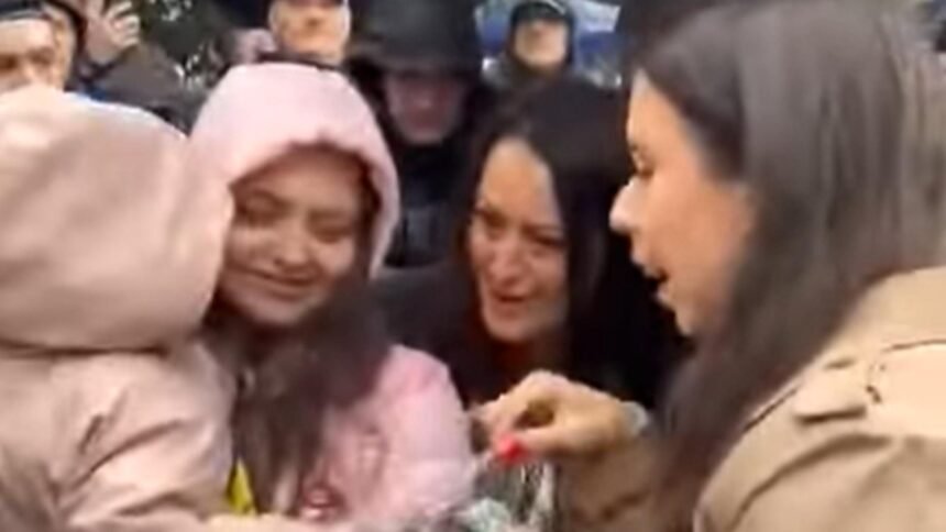 gest simbolic la buftea jurnalista alessia pacuraru a oferit bomboane copiilor veniti la actiunea de sustinere a lui calin georgescu video 68e5fc0837bab