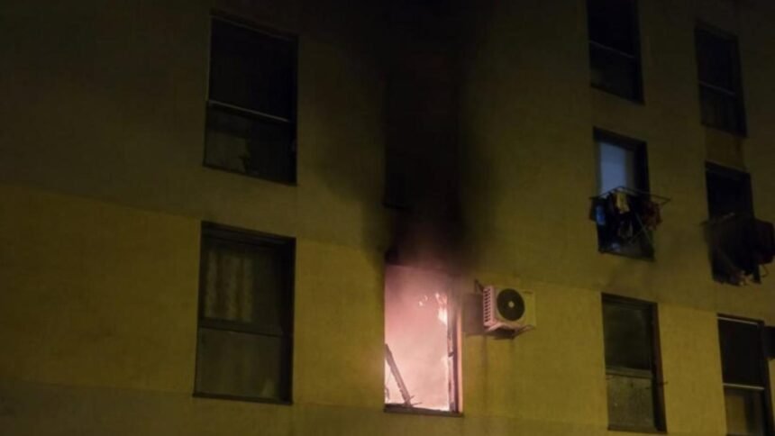 incendiu intr un bloc din timisoara provocat de o tigara 80 de locatari au fost evacuati doi adulti si un copil au ajuns la spital 68e762aa48f1f