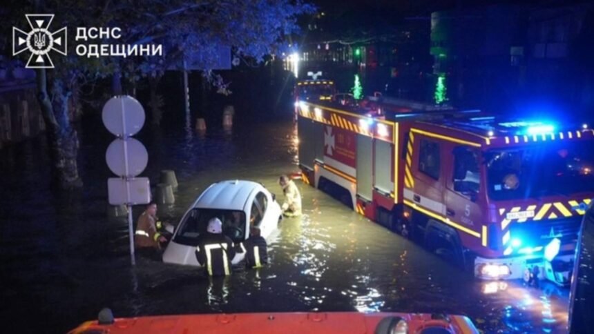 Inundații devastatoare în sudul Ucrainei: 9 vieți curmate, inclusiv cea a unui copil 1 inundatii devastatoare in sudul ucrainei cel putin 9 morti inclusiv un copil video 68dce390abd96