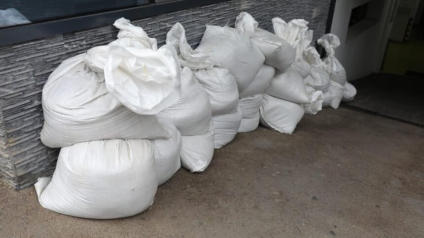 reactia primariei constanta dupa ce mai saci cu nisip pusi impotriva inundatiilor au fost furati nu sunt bunuri comune la cheremul cetatenilor 68e786f28d86d