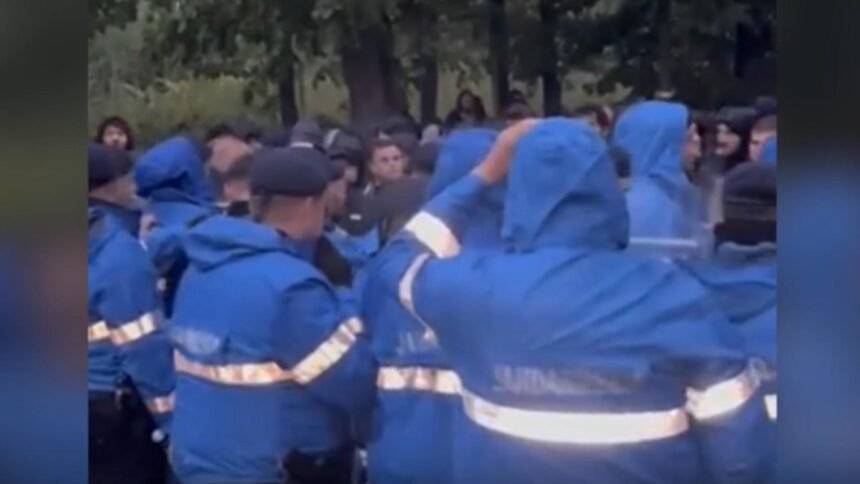 scandal pe stadion suporterii elvetieni au aruncat cu pietre in jandarmi fortele de ordine au ripostat cu gaze lacrimogene 68df70475175b