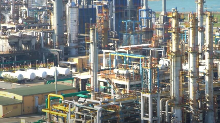 scurgeri de materiale toxice la navodari garda de mediu a inchis o instalatie a rafinariei petromidia 68e65c2a4fa07