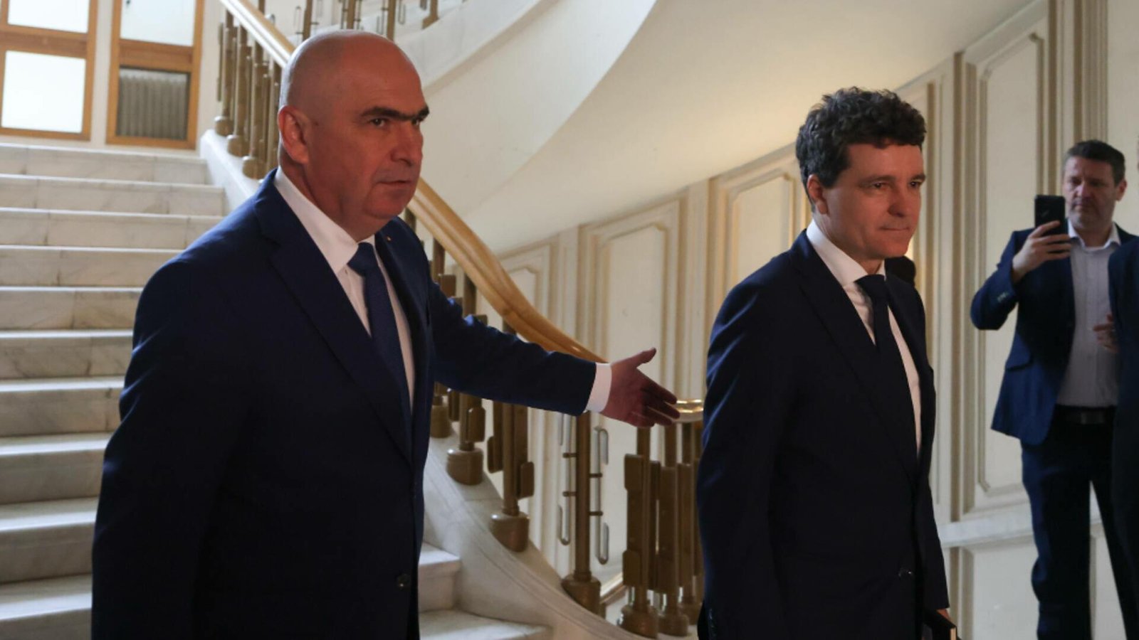 tandemul infometat nicusor bolojan nu renunta la putere nicusor dupa decizia ccr bolojan nu trebuie sa si dea demisia 68f74f5cbe904