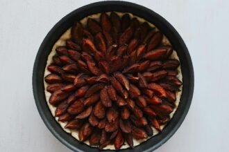 tarta cu prune reteta unui desert ideal pentru zilele de toamna 68de4ee342b10