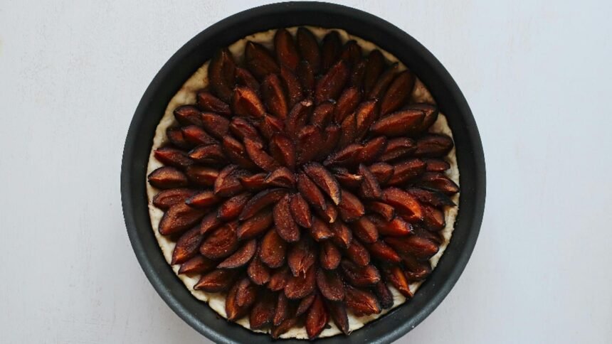 Tartă savuroasă cu prune - rețeta ideală pentru serile răcoroase de toamnă 1 tarta cu prune reteta unui desert ideal pentru zilele de toamna 68de4ee342b10