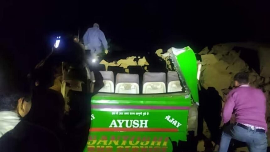 tragedie in india 15 morti printre care doi copii dupa ce un autocar a fost surprins de o alunecare de teren 68e67bc5c15bf