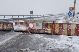 transalpina inchisa intre ranca si obarsia lotrului din cauza vremii nefavorabile judetul gorj sub cod portocaliu de ninsori abundente 68de33a994e33