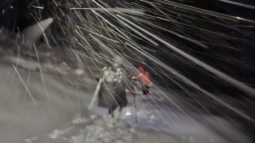 turist din bucuresti ratacit pe munte salvat de salvamontistii din sibiu barbatul era echipat necorespunzator si nu cunostea traseele 68df79714f231