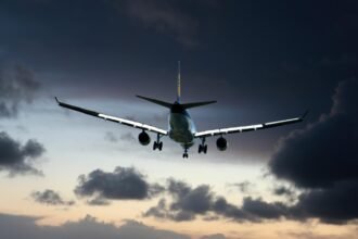 vremea rea da peste cap traficul aerian de pe aeroportul otopeni doua avioane au fost redirectionate pe alte aeroporturi 68e013306dee7