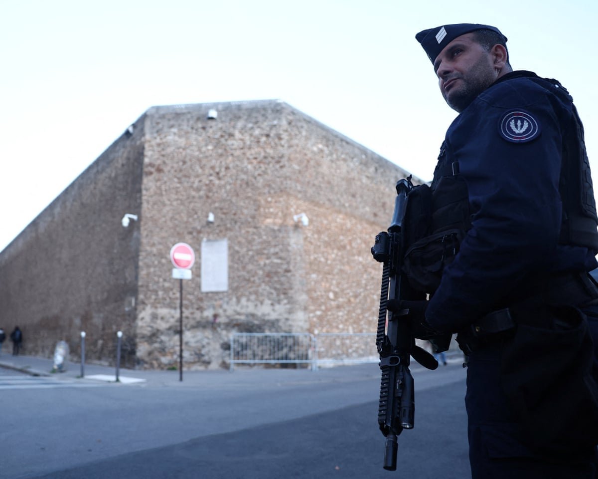 what can sarkozy expect in la sante prison and what has he taken with him 68f76e5026039