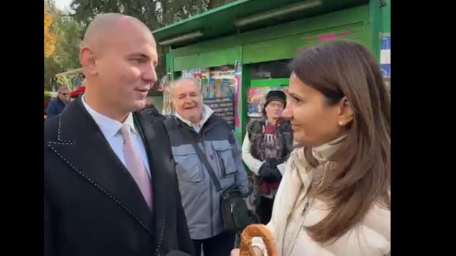 diferente de pozitionare andrei gusa iese in strada pentru a o sustine pe anca