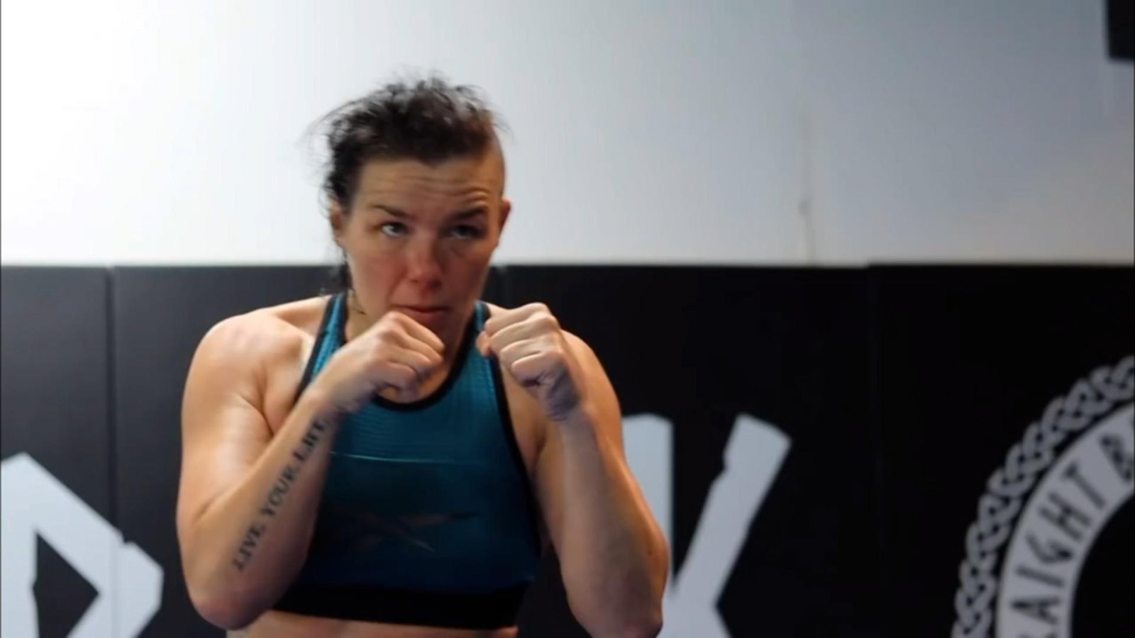 o luptatoare de mma a batut doi politisti intr un conflict pe aeroport oamenii legii au ajuns la spital 692b5eec6a48e