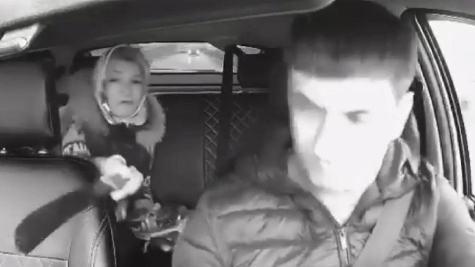 scena socanta intr un taxi o pasagera a scos o maceta si l a fortat pe sofer sa schimbe muzica pentru ca nu era pe gustul ei video 691b22afdfc0c