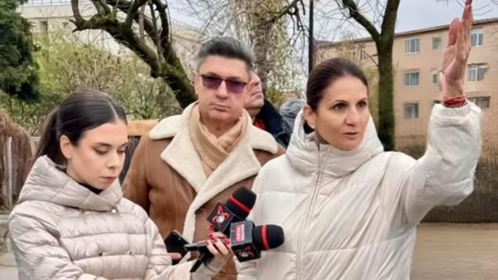 anca alexandrescu in strada printre oameni fara comunicate seci sau clipuri de campanie regizate luiz lazarus nu mai e loc de stat in casa 6931d8dedec0e