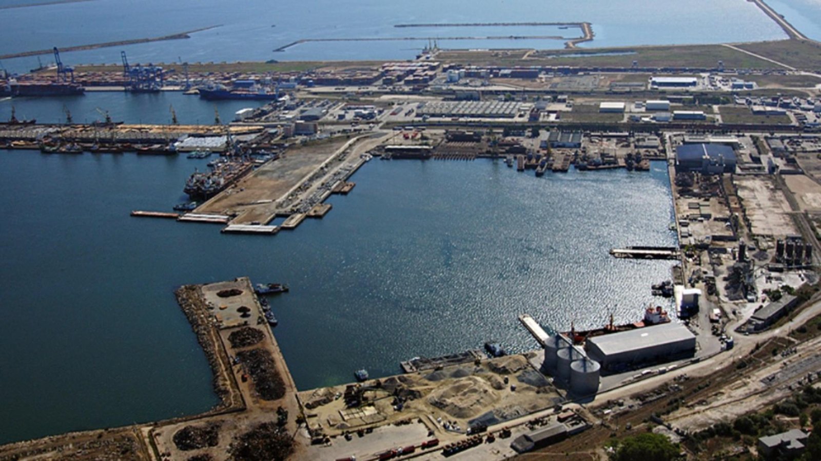 austeritate numai la privat portul constanta a angajat 27 de persoane iar cheltuielile au crescut cu 15 milioane de lei 692d996431ae7