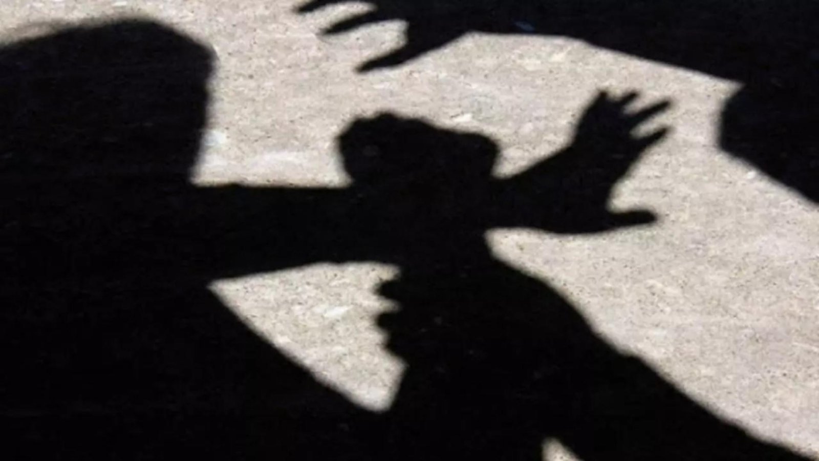 incident socant intr o scoala din teleorman o eleva a fost luata cu forta din clasa si batuta pe strada trei adolescente au fost retinute video 69311776d836e