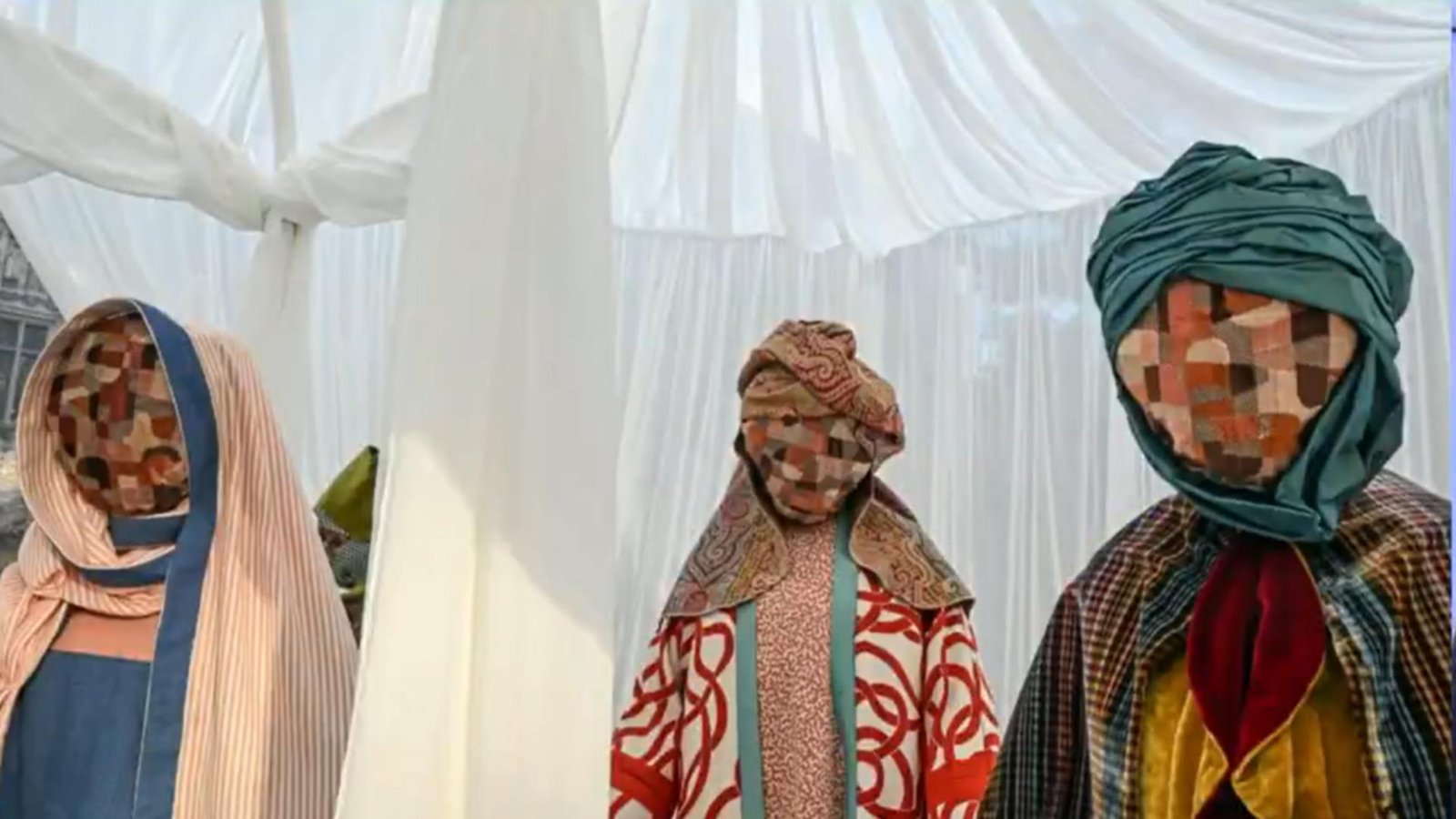 scena nasterii domnului batjocorita la bruxelles personajele principale fara chip amintesc de talibani o insulta la adresa traditiilor foto 692f5108df054