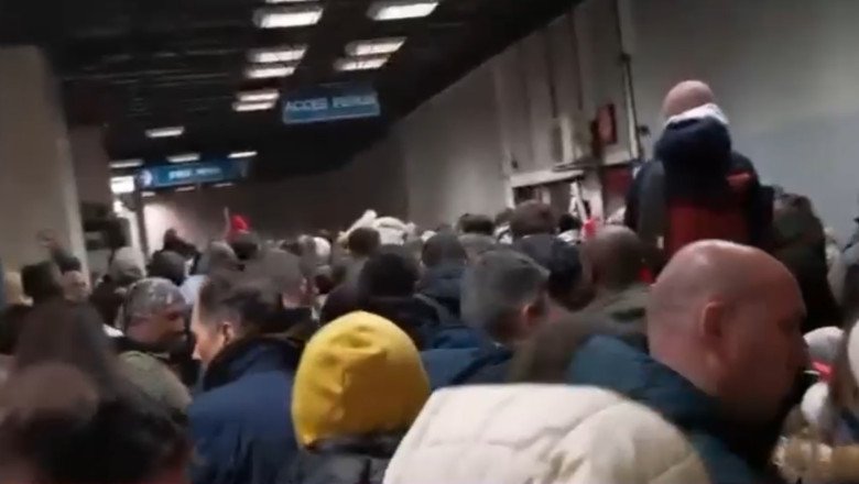 video aglomeratie la metroul din bucuresti dupa parada de 1 decembrie unui calator i s a facut rau 692daf79ba40b